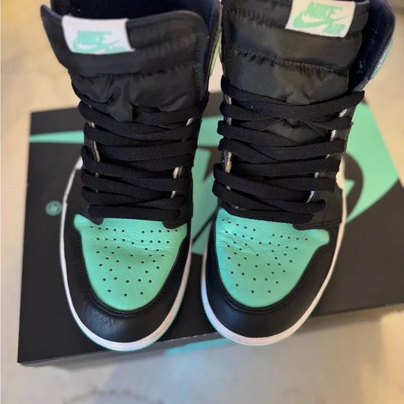 Air Jordan 1 Retro High OG GS 'Green Glow' 2024
Women’s 8.5 Men’s 7 - Picture 3 of 10